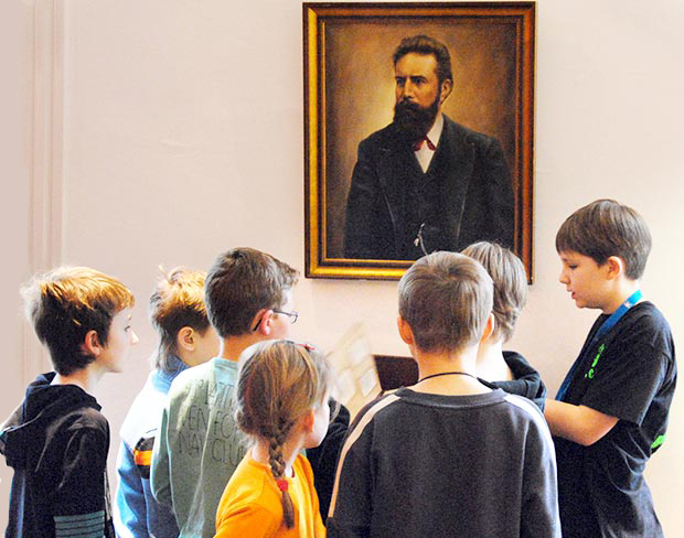 konrad-roentgen02 Schüler erklärt anderen Schülern das Museum in einem gemeinsamen Rundgang