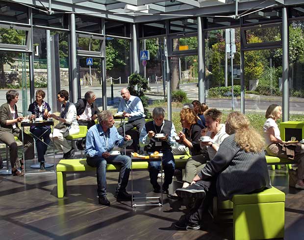 rundgang02 Besucher im Voyer beim speisen einer Kleinigkeit wie Kaffee und Kuchen