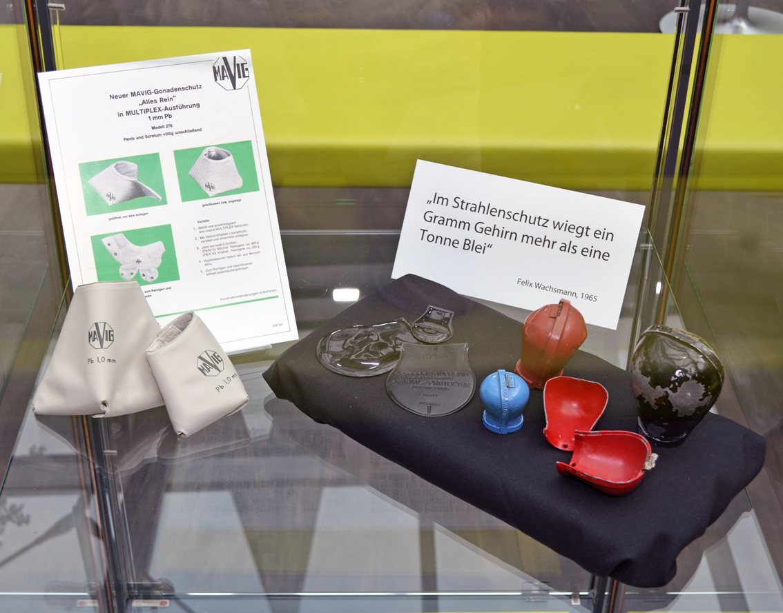 Vitrine mit Ausstellungsstücken zum Strahlenschutz