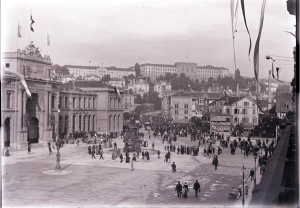 Blick aus Röntgens Hotelzimmer auf den Bahnhofsplatz in Zürich.