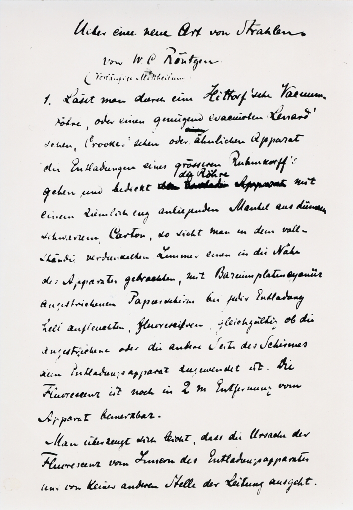 Handgeschriebener Text mit der Überschrift Eine neue Art von Strahlen von W.C. Röntgen