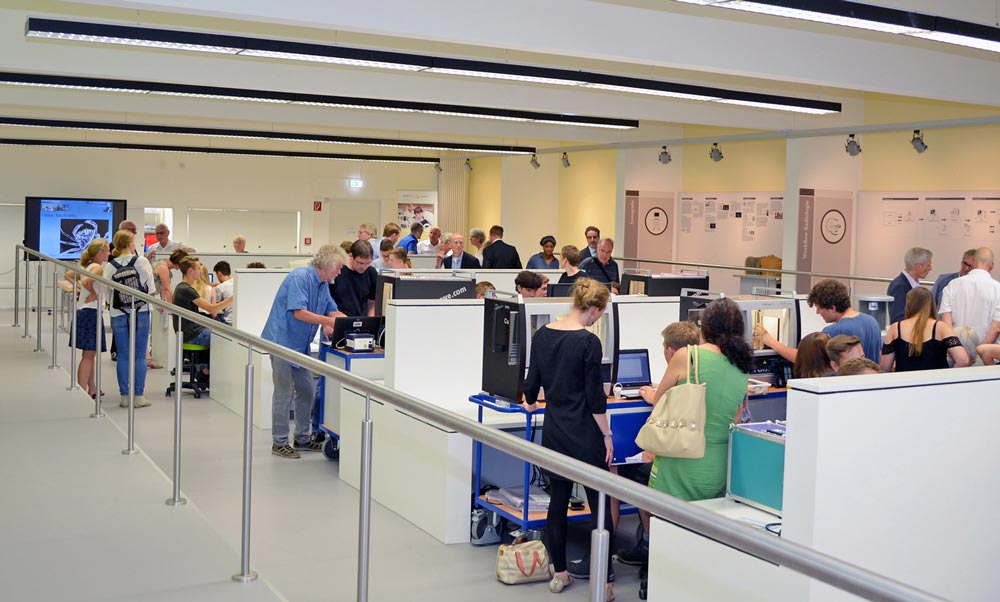 roelab-04 Viele Menschen im Röntgen Labor