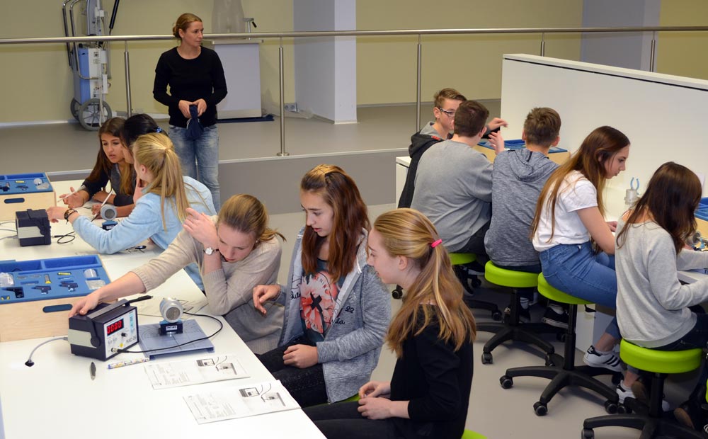 roelab-06 Schüler beim experimentieren im Röntgen Labor