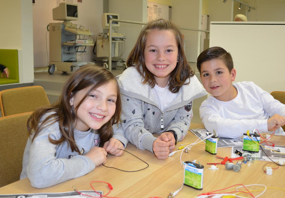 Grundschulkinder beim experimentieren im Röntgen Labor