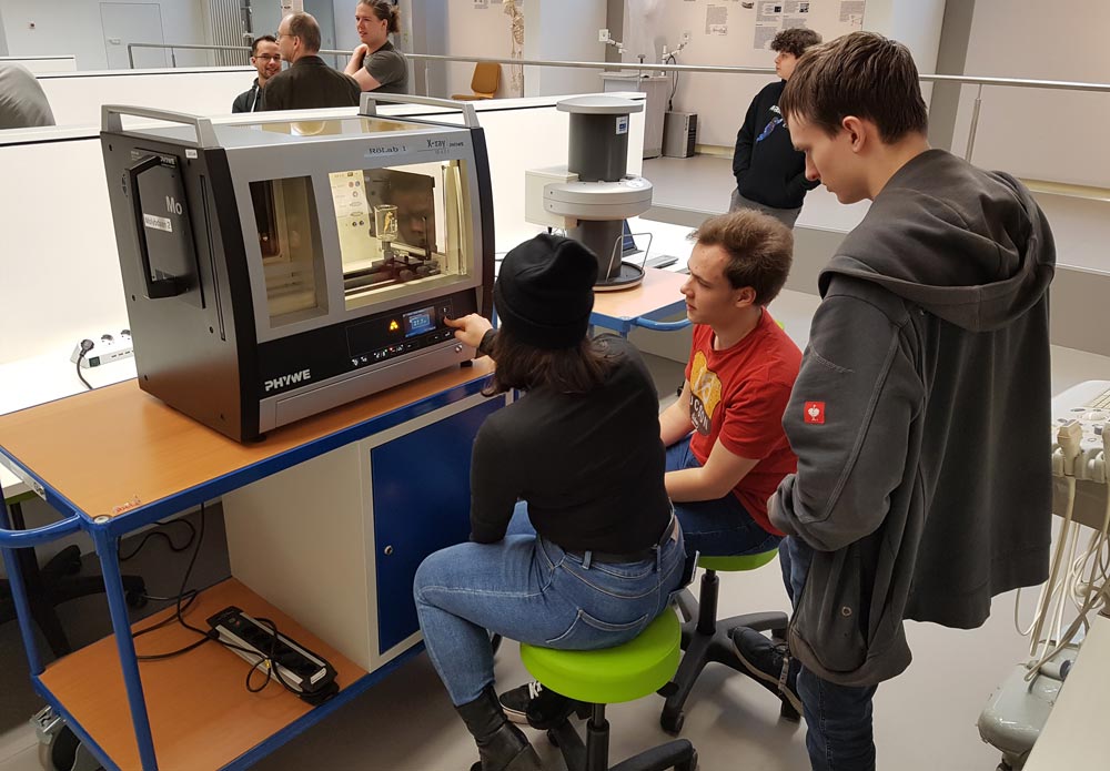 roelab-physik Drei Schüler beim experimentieren im Röntgen Rabor