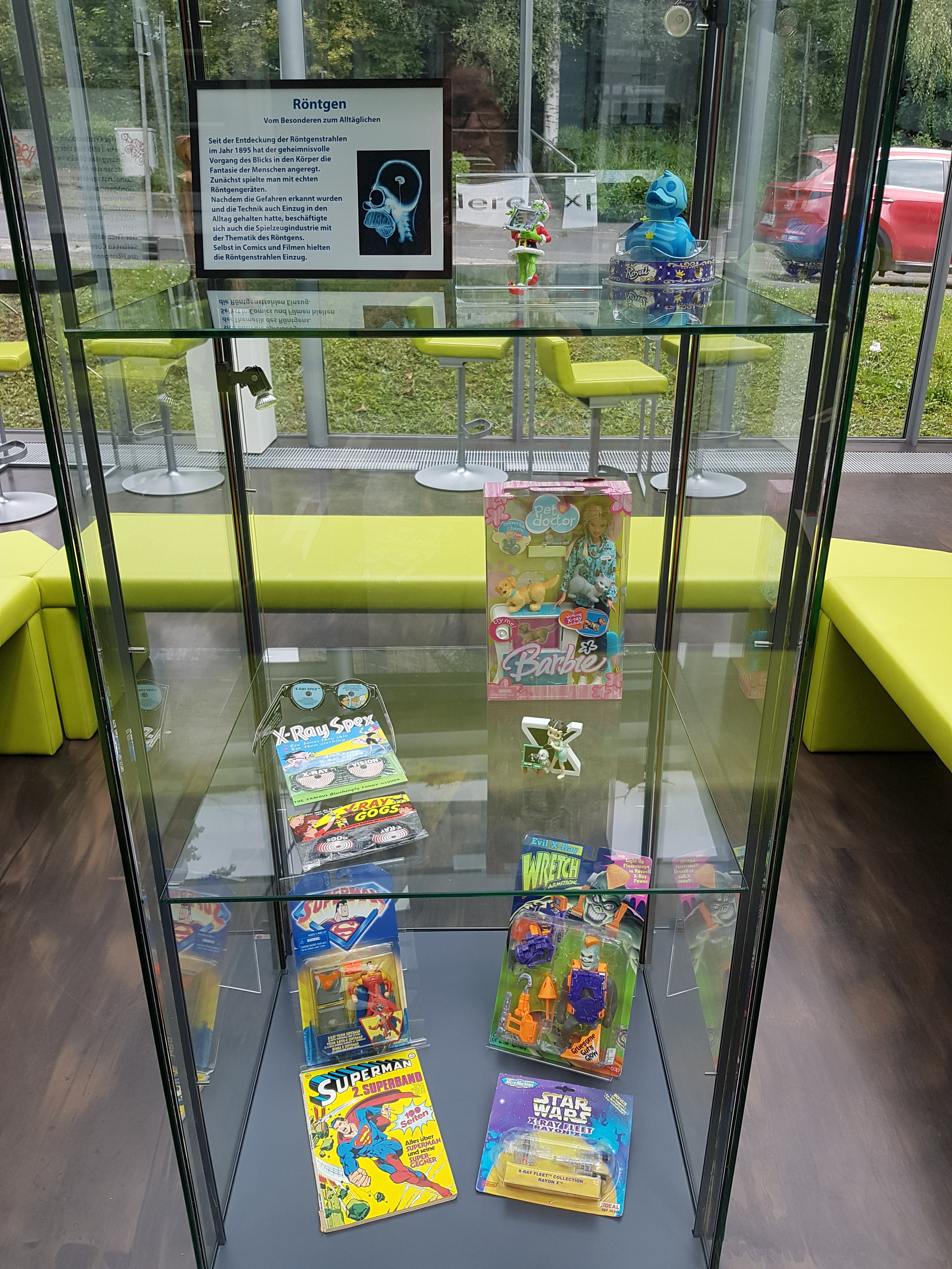 Vitrine mit Spielzeugen und Comics mit Röntgen bezogenen Themen