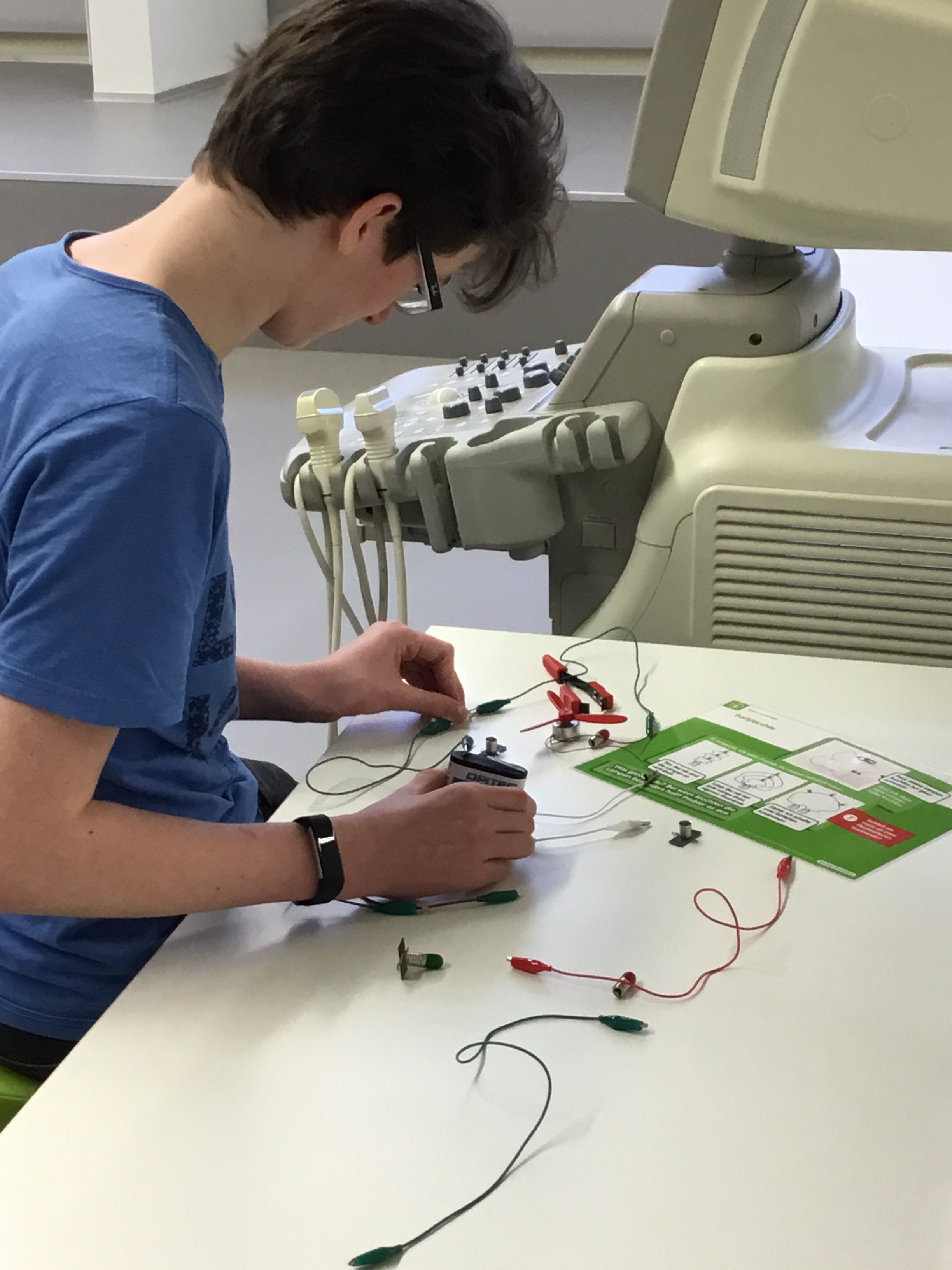 JugendlicherBeimExperimentieren Jugendlicher beim experimentieren